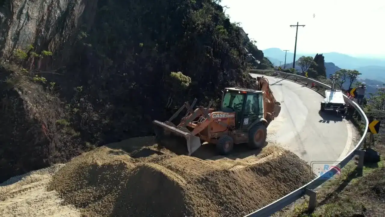 Retroescavadeira removendo material na estrada da Serra da Piedade