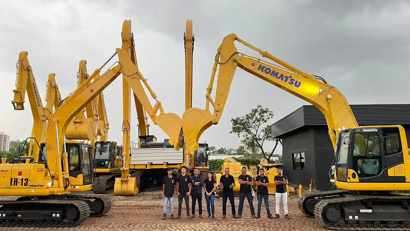 Equipe da Real Locação em frente às escavadeiras Komatsu da frota